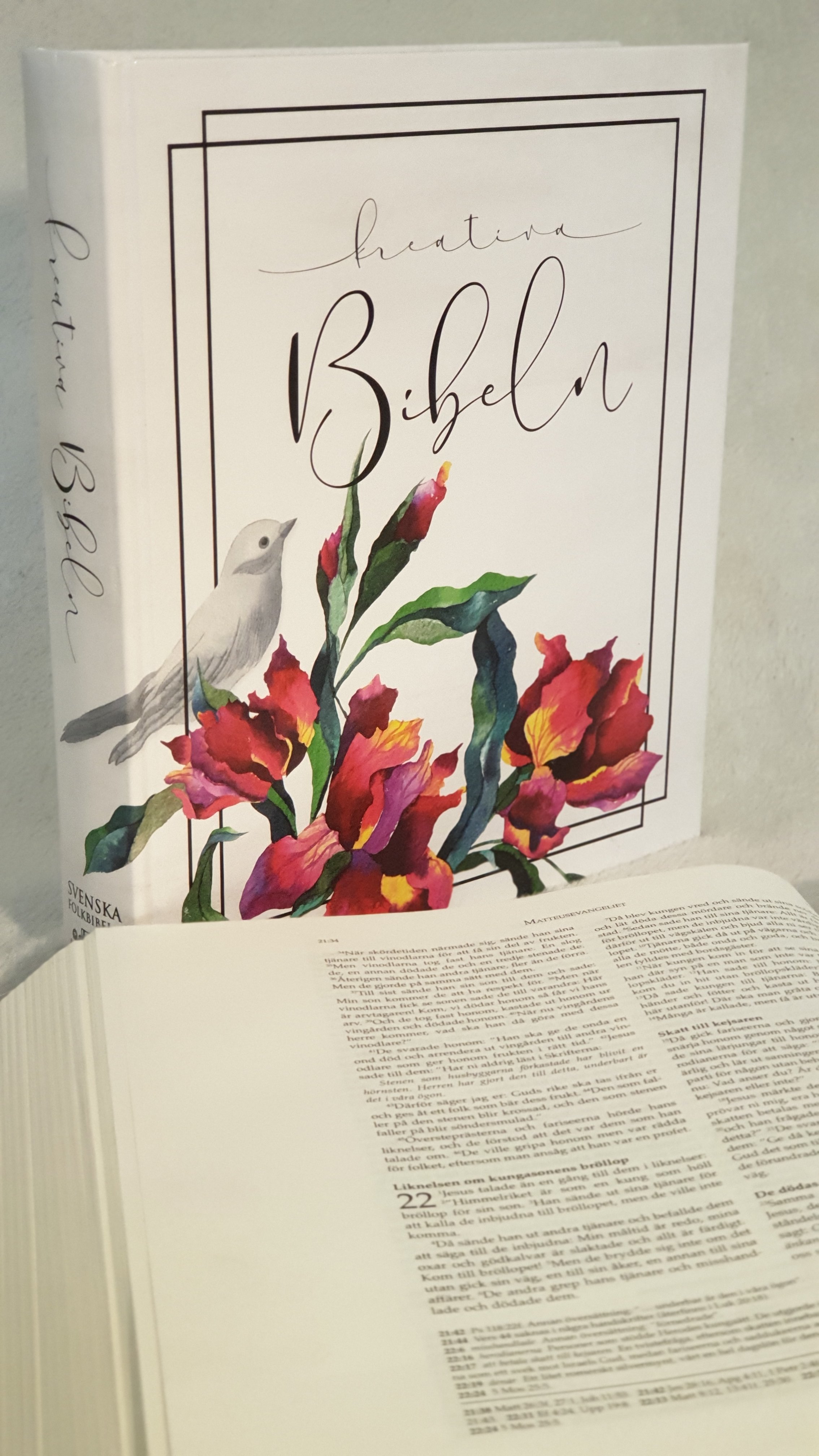 Kreativa Bibeln vit Bibel med breda marginaler