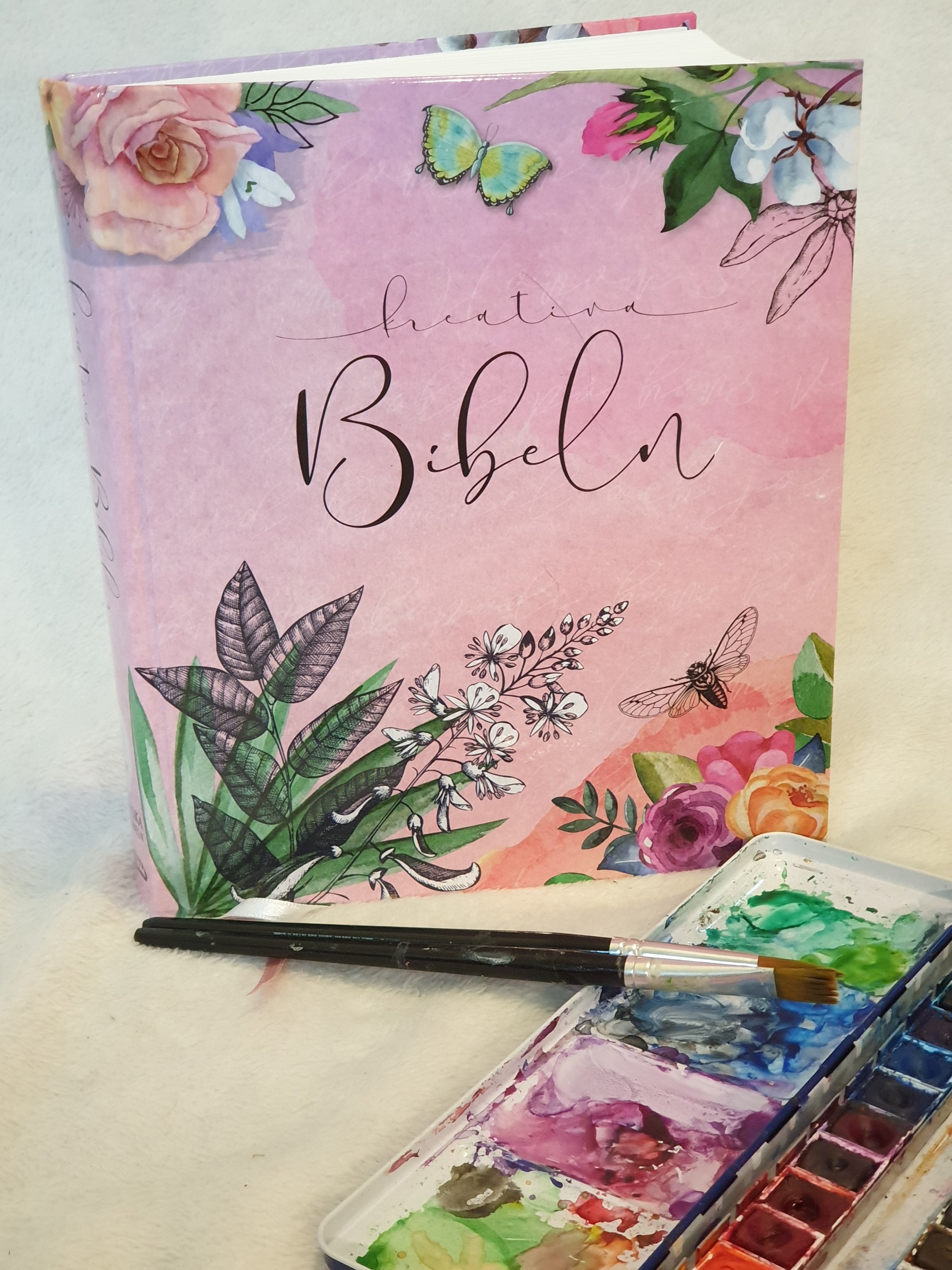 Kreativa Bibeln rosa Kreativa Bibeln Folkbiblen